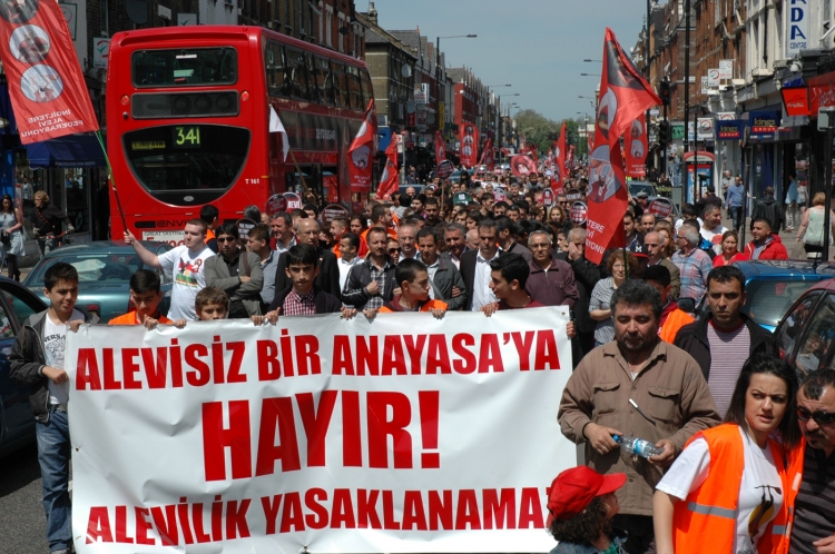 Londra'da Aleviler Protesto Için Yürüdü