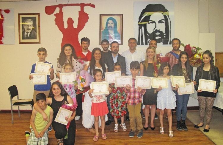 Cemevi öğrencileri karnelerini aldı