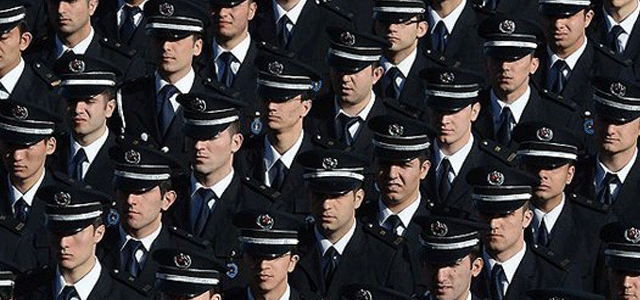 Polise sorgu: Alevi mi, CHP'li mi, solcu musun?