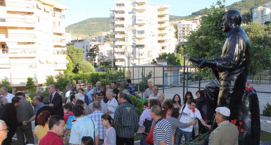 Aşık Mahzuni Şerif İzmir Narlıdere'de anıldı