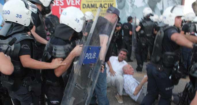 İzmir'de Madımak anmasına polis saldırısı