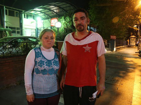 Alevi diye komşuları darp etti