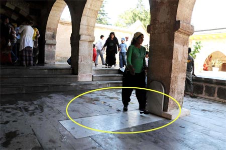 Bu mezar görenleri şaşkına çeviriyor!